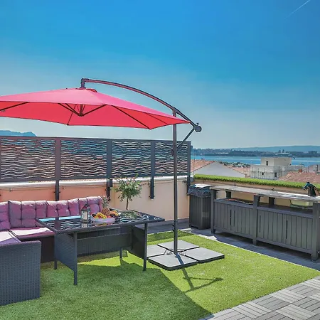 Apartmán Sky, Luxury With Sea-view And Jacuzzi Kaštela