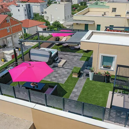 Apartmán Sky, Luxury With Sea-view And Jacuzzi Kaštela
