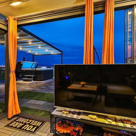 Sky, Luxury With Sea-view And Jacuzzi Apartmán Kaštela