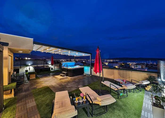 Апартаменты Sky, Luxury With Sea-view And Jacuzzi