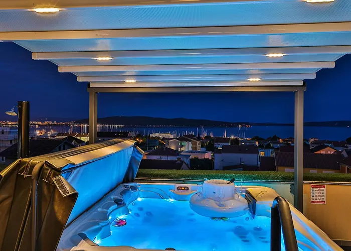 Sky, Luxury With Sea-view And Jacuzzi Каштела